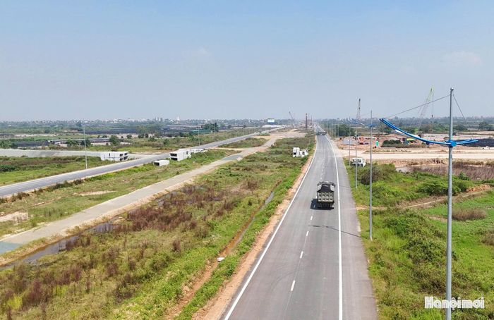 Hệ thống đèn chiếu sáng, sơn vạch kẻ đường đã hoàn thiện.