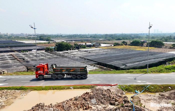 Tuyến đường được mở lối phục vụ cho phương tiện vận chuyển nguyên vật liệu xây dựng triển khai các dự án quanh khu vực.