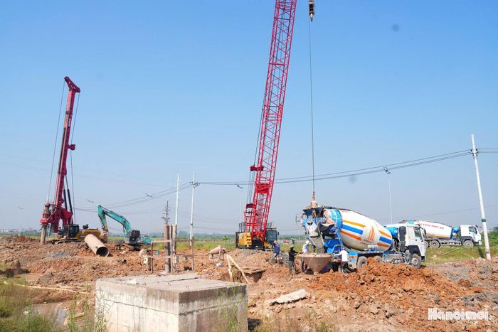 Thời điểm hiện tại máy móc, nhân lực của nhà thầu đang tập trung triển khai thi công đường trên cao của Vành đai 4.