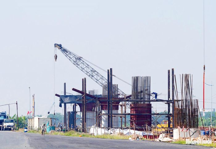 Nhiều trụ cầu đường trên cao đang thành hình.