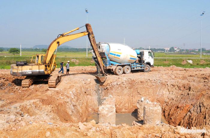 Đơn vị chia thành nhiều mũi thi công trải đều toàn tuyến đoạn qua địa bàn các xã Mê Linh, Quang Minh, Tiến Thắng.