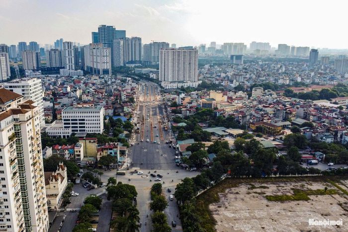 Đoạn đường rộng khoảng 50m đã hoàn thành nền và hệ thống hạ tầng ngầm. Các hạng mục phụ trợ cuối cùng đang được rà soát để đảm bảo an toàn giao thông.