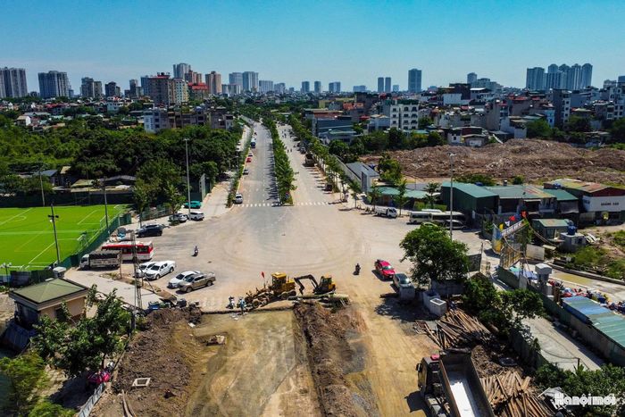 Tại công trường đoạn tuyến Nguyễn Trãi - Đầm Hồng (phường Khương Đình), nhịp thi công được đẩy nhanh với quyết tâm bảo đảm tiến độ.