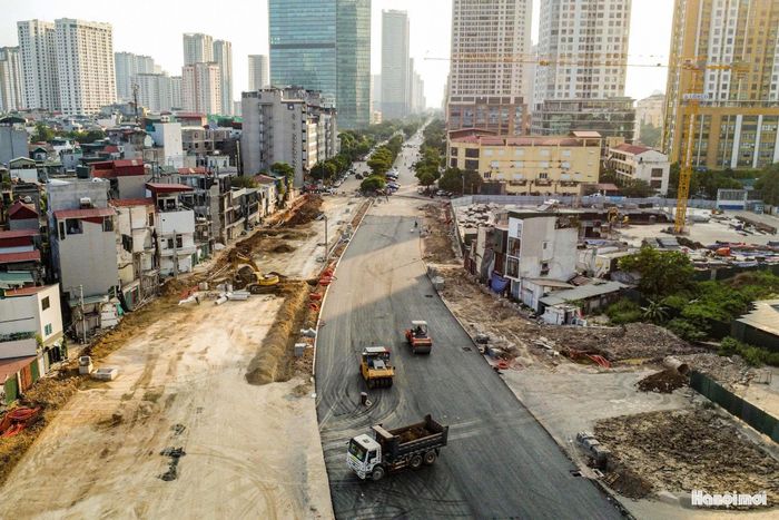 Theo thiết kế, tuyến đường rộng 50 m gồm 31 m mặt đường, 16 m vỉa hè và 3 m dải phân cách.