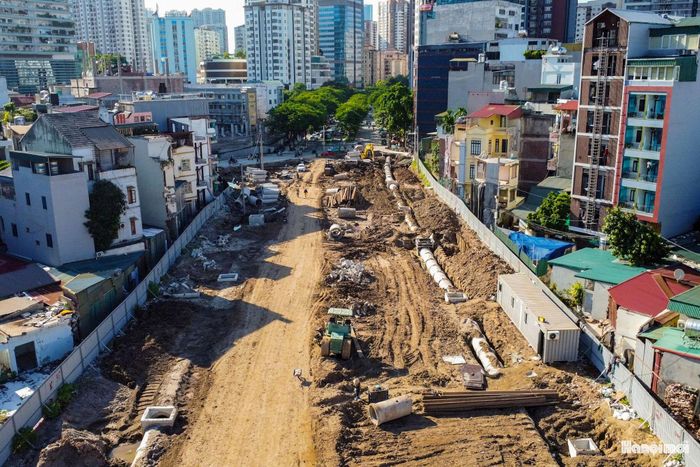 Tại đoạn Ngụy Như Kon Tum - Nguyễn Trãi, máy móc cũng được tập trung nhiều trên tuyến. Nhà thầu dự kiến hoàn thành phần đường bên phải vào ngày 10-10 để phục vụ đi lại.