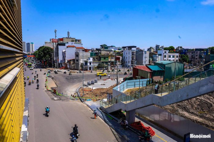Bề mặt đường được trải nhựa, hệ thống hạ ngầm cáp điện, đường thoát nước và hệ thống chiếu sáng đã được hoàn thiện, dự kiến đưa vào hoạt động đúng ngày 10-10.