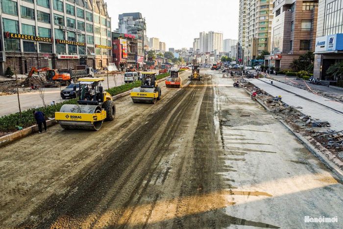 Những dải phân cách được trồng cây xanh, góp phần tạo cảnh quan đô thị khang trang trên tuyến Vành đai 2,5.