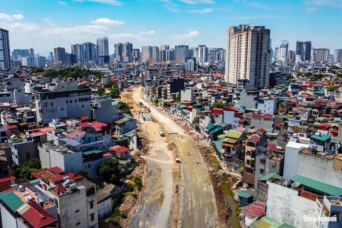 Công nhân vận hành máy móc thi công đồng loạt các hạng mục nền đường, hệ thống cống thoát nước và hạ tầng kỹ thuật.