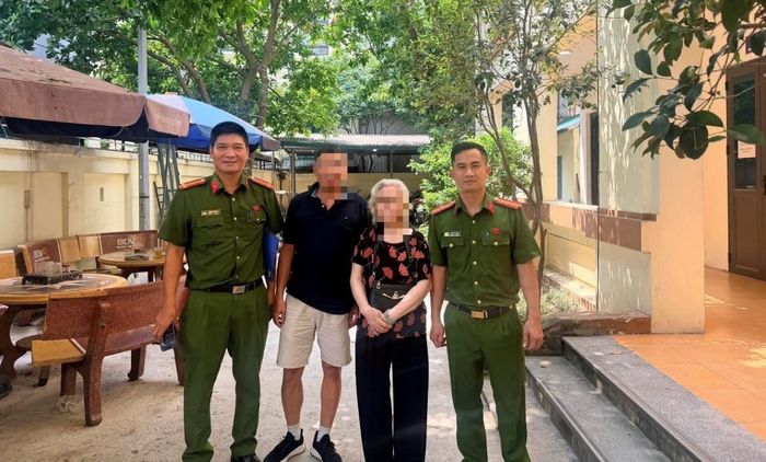 Nhờ biện pháp nghiệp vụ và tinh thần phục vụ người dân, Công an phường Bồ Đề đã kịp thời ngăn chặn hành động chuẩn bị chuyển tiền cho đối tượng lừa đảo của cụ bà. Ảnh: Công an phường Bồ Đề