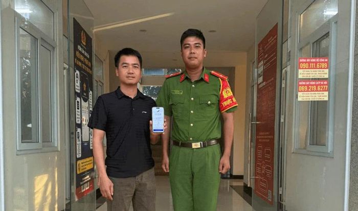 Cán bộ chiến sĩ Công an xã Dân Hòa hỗ trợ người dân nhận lại tiền chuyển khoản nhầm. Ảnh: Công an xã Dân Hòa