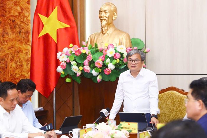 Phó Chủ tịch UBND thành phố Hà Nội Trương Việt Dũng phát biểu tại cuộc họp. Ảnh: Phạm Công