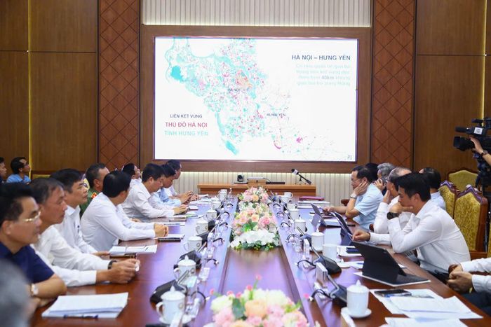 Cuộc họp có sự tham gia của đại diện các sở, ngành liên quan của tỉnh Hưng Yên và thành phố Hà Nội. Ảnh: Phạm Công