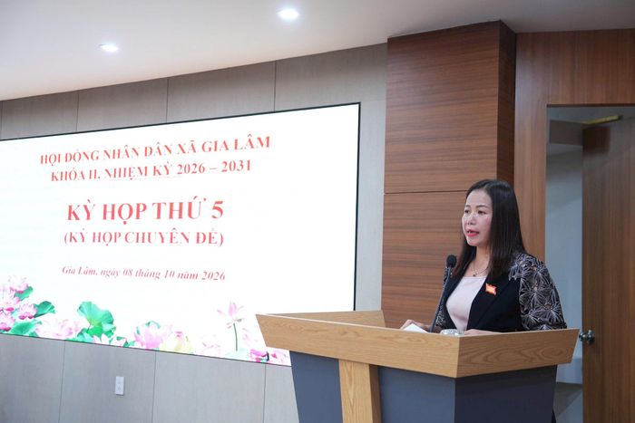 Phó Bí thư Thường trực Đảng ủy, Chủ tịch HĐND xã Gia Lâm Phùng Thị Hoài Hương phát biểu tại kỳ họp. Ảnh: Hoàng Anh
