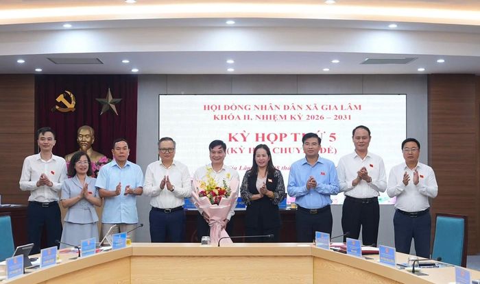 Lãnh đạo xã Gia Lâm tặng hoa chúc mừng ông Nguyễn Xuân Trường. Ảnh: Hoàng Anh