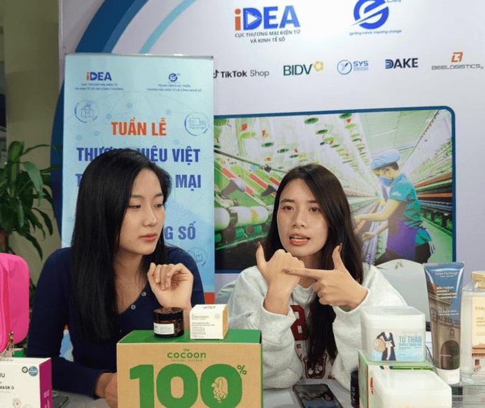 Hình thức livestream qua thương mại điện tử giúp hàng Việt vươn xa. Ảnh: Phương Thảo