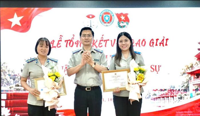 Đồng chí Phạm Văn Dũng, Trưởng Thi hành án dân sự thành phố Hà Nội trao giải Nhì cho các cá nhân. Ảnh: Minh Hà