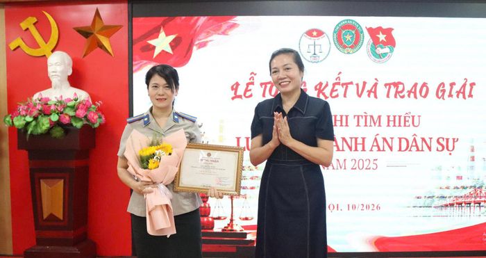 Đồng chí Trần Thị Phương Hoa, Phó Cục trưởng Cục Quản lý thi hành án dân sự trao giải Nhất cho chị Nguyễn Thị Thuý Hằng. Ảnh: Minh Hà