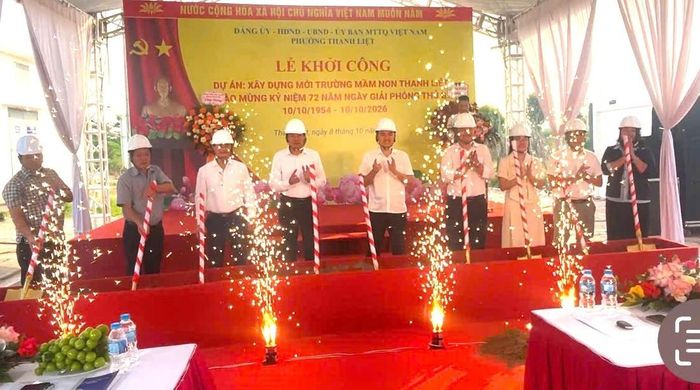 Lãnh đạo phường và các đại biểu thực hiện nghi thức phát lệnh khởi công. Ảnh: Đào Tuyết