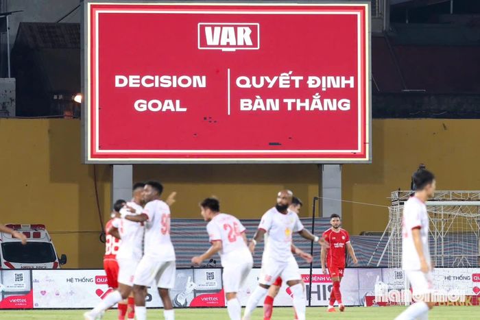 Ngay sau đó, VAR vào cuộc kiểm tra, trọng tài Mai Xuân Hùng trực tiếp kiểm tra màn hình trong tình huống tranh chấp của Việt Hưng và Da Silva.