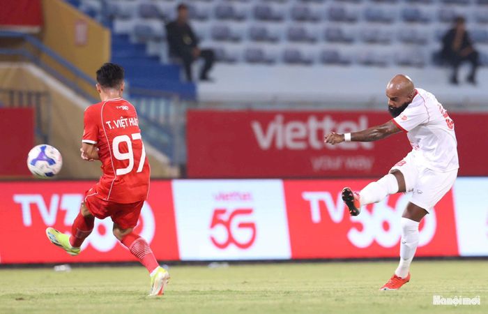 Bất ngờ đến ở phút thứ 16, từ cự ly gần 40m, Luiz Antonio tung ra cú nã đại bác bằng chân phải đưa bóng khẽ chạm vào Việt Hưng trước khi làm tung nóc lưới khung thành thủ môn Văn Việt bên phía Thể Công Viettel, mở tỷ số 1-0 cho Hà Tĩnh.