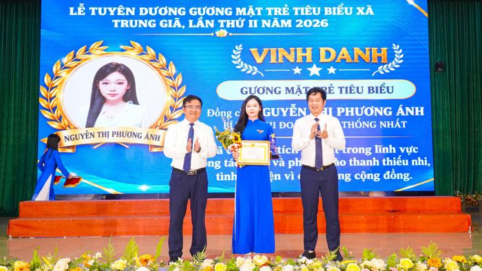 Vinh danh gương mặt trẻ tiêu biểu có đóng góp trong công tác Đoàn, phong trào thanh niên, tình nguyện vì cuộc sống cộng đồng. Ảnh: Đ.H