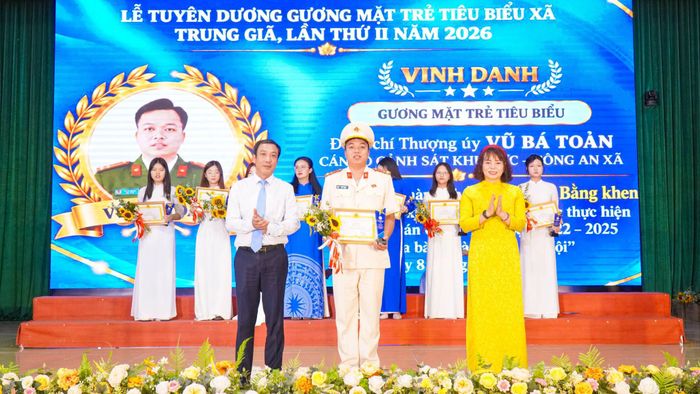 Trao tặng danh hiệu cho gương mặt trẻ tiêu biểu trong lĩnh vực bảo đảm an ninh, quốc phòng, trật tự an toàn xã hội. Ảnh: Đ.H