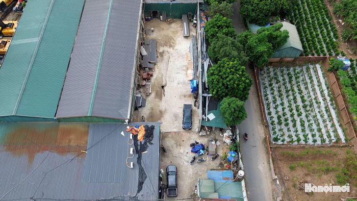 Một nhà xưởng nằm sát đường gom Đại lộ Thăng Long đang có dấu hiệu tiếp tục được lắp dựng trên đất nông nghiệp. Ảnh: Thái Trọng.