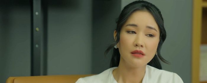 Phương viết đơn xin nghỉ việc để mọi công việc thực hiện dự án của Khánh được khách quan. Ảnh VTV