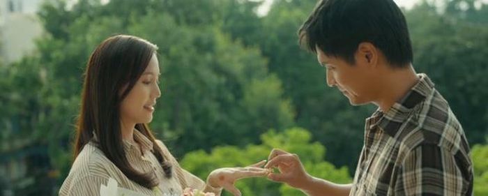 Khánh cầu hôn Phương trong sự vui mừng từ gia đình, bạn bè. Ảnh VTV
