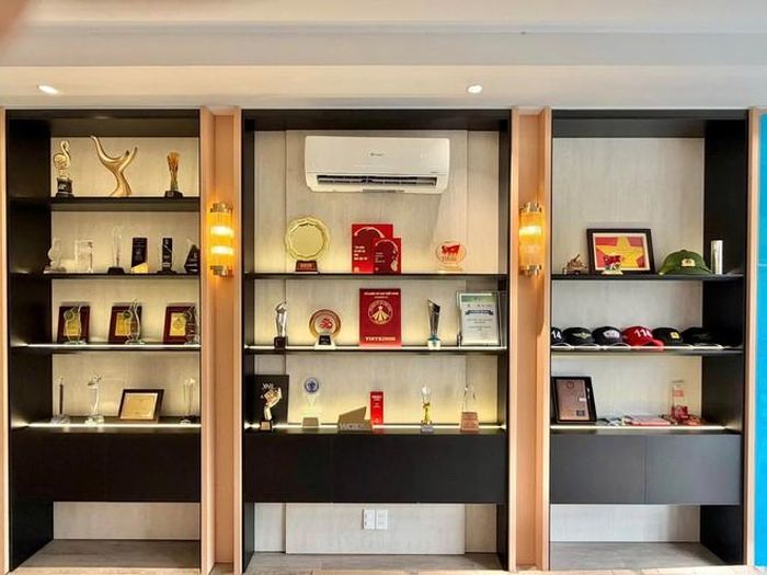 Một góc nhỏ trang trọng trong ngôi nhà mới sửa cho cha của nhạc sĩ Nguyễn Văn Chung.