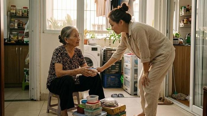 Nhìn đôi bàn tay gầy gò của mẹ tỉ mẩn nhặt lại từng sợi dây kẽm, chiếc hộp cũ ở góc ban công, tôi bỗng sực tỉnh và nhận ra đó chính là cách mẹ chắt chiu tìm kiếm cảm giác an toàn, quen thuộc giữa lòng thành phố xa lạ. Ảnh minh họa