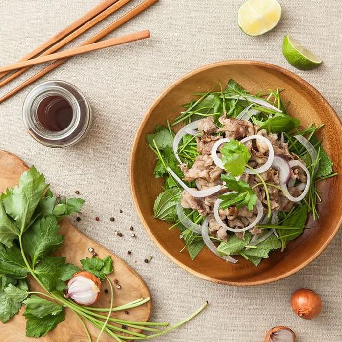 Một bữa ăn cân đối nên kết hợp thịt với rau xanh, củ quả, ngũ cốc phù hợp và các nguồn chất béo có lợi thay vì để thịt chiếm phần lớn khẩu phần.