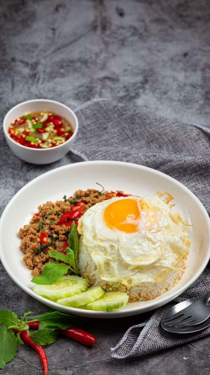 Luộc, hấp, kho, hầm hoặc áp chảo vừa chín là những cách chế biến nhẹ nhàng hơn so với chiên ngập dầu hoặc nướng thịt đến cháy.