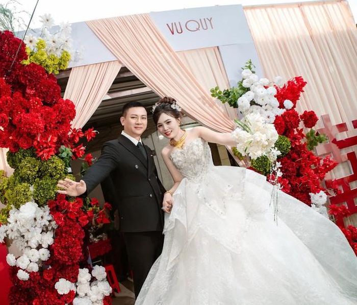 Vợ chồng Hoài Lâm trong ngày trọng đại. Anh mong từ hôm nay sẽ sống tốt hơn, biết yêu thương và có trách nhiệm hơn, để không phụ những tình cảm mà mọi người đã dành cho mình.