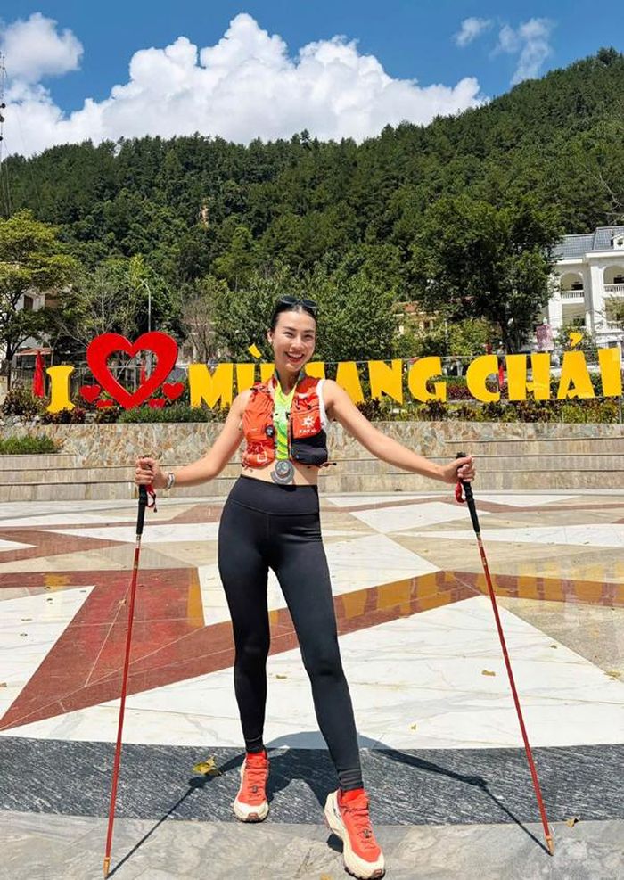 Trên từng chặng đường, Hoàng Oanh có dịp khám phá thêm những góc rất thơ mộng, bình dị nhưng cũng hùng vĩ của núi rừng Tây Bắc. Cô đặc biệt ấn tượng với những thửa ruộng bậc thang do người H'Mông tạo nên, xem đây là một nét đẹp đặc trưng, góp phần thu hút du khách đến với vùng đất này cũng như Việt Nam.