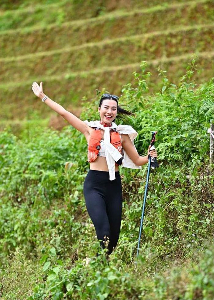 Sau hành trình khám phá, Hoàng Oanh cho biết cô còn có khoảng thời gian thư giãn, ngâm mình trong bồn nước nóng với tầm nhìn hướng ra ruộng bậc thang tại Garrya Mù Cang Chải. Trải nghiệm này mang đến cho cô cảm giác thư thái, như một khoảng lặng để cơ thể và tâm hồn được nghỉ ngơi sau những chặng đường dài.