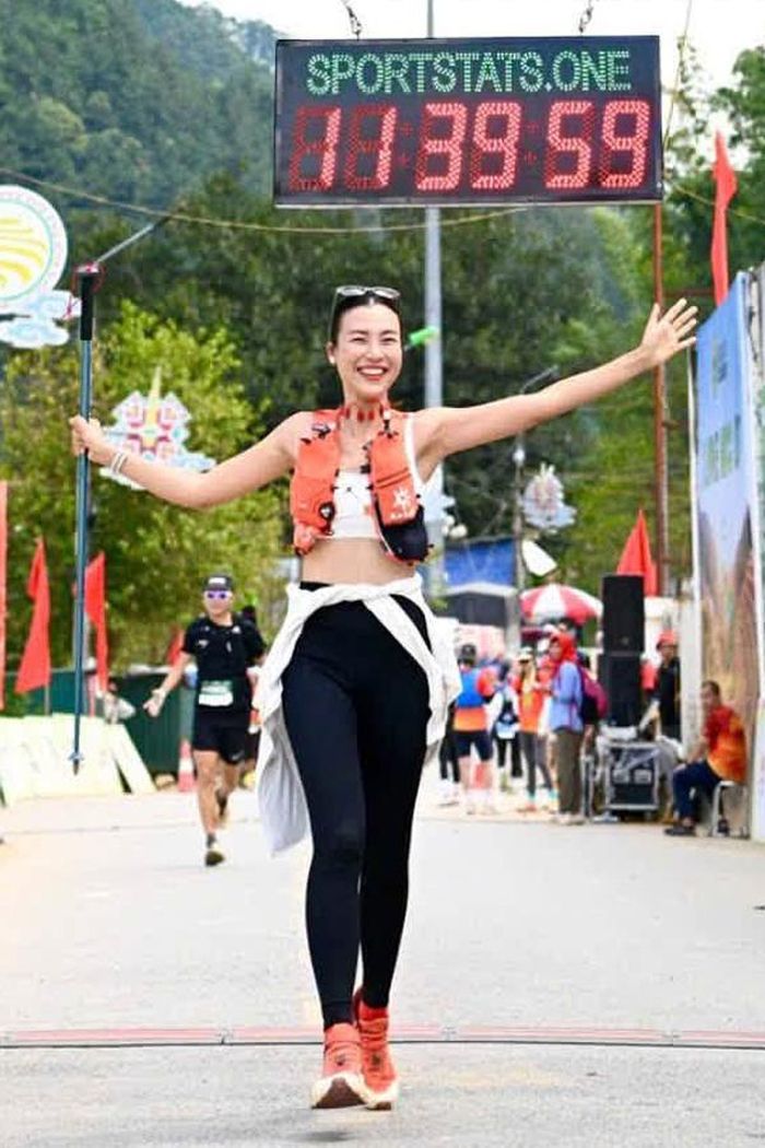 Á hậu Hoàng Oanh cho biết hành trình 12 km khám phá Mù Cang Chải với cô là một trải nghiệm đáng nhớ và nhiều cảm xúc. Theo người đẹp, cung đường này có phần dễ hơn chặng đường cô từng đi ở Sa Pa, tuy nhiên do thể lực hiện tại không còn tốt như trước nên những đoạn lên dốc vẫn khiến cô khá mệt.