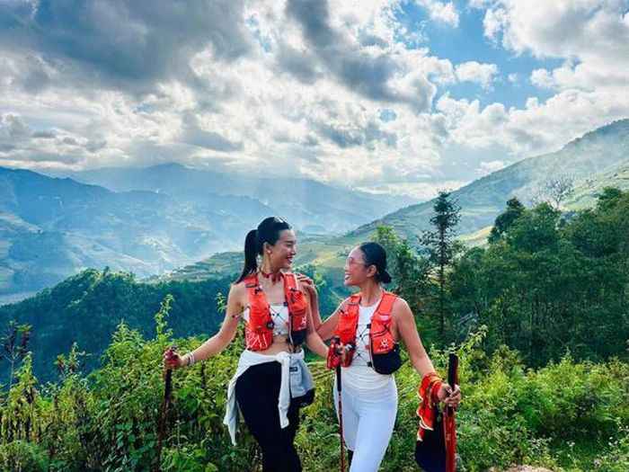 Trong chuyến đi này, bạn đồng hành của cô là ca sĩ Đoan Trang. 