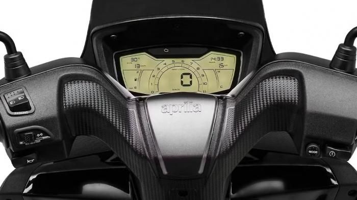 Aprilia cũng trang bị cho SXR GT 125 bảng đồng hồ LCD kích thước 5 inch.