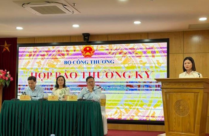 Bà Nguyễn Thuý Hiền, Phó Cục trưởng Cục Quản lý và Phát triển thị trường trong nước (Bộ Công Thương) trả lời báo chí tại họp báo.
