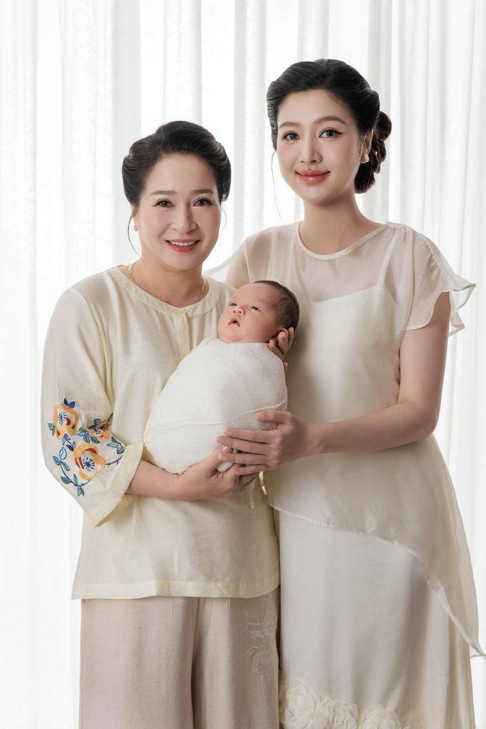 Mẹ Tuệ Như luôn đồng hành từ khi con gái sinh con. Tuệ Như nói cô được lòng gia đình chồng, có cuộc sống bình yên và thoải mái sau khi kết hôn.