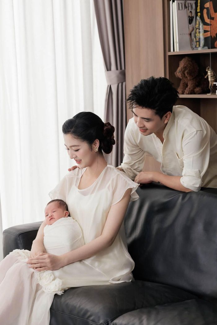 Tuệ Như - bà xã Hồ Quang Hiếu cũng bộc bạch: "Đôi khi hạnh phúc với mẹ không nằm ở những điều lớn lao. Mẹ chỉ cần có một gia đình nhỏ, hai anh em luôn biết san sẻ và yêu thương nhau, đi đến đâu cũng đi cùng nhau, với mẹ vậy là đủ rồi".