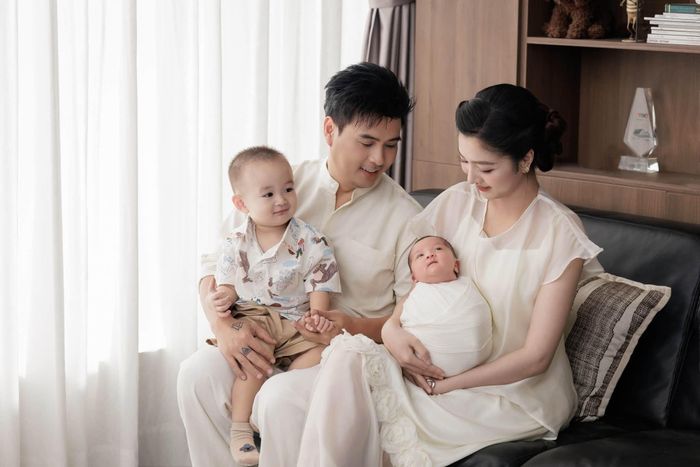 Hồ Quang Hiếu cho hay cuộc sống của anh giờ hướng về gia đình, làm mọi điều tốt nhất để vun vén tổ ấm. Anh thấy mình sống chậm, suy nghĩ thấu đáo hơn trước. Theo giọng ca 43 tuổi, vai trò người bố rất quan trọng nên anh phấn đấu trở thành tấm gương để con noi theo.
