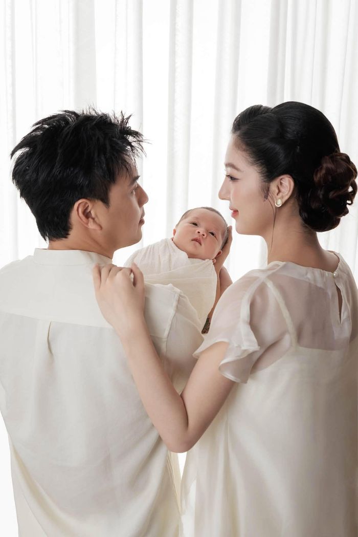 Quý tử thứ hai được đặt tên Nguyễn Trần Quang Hiển, nickname là Bim. Cậu nhóc chào đời vào 18/9 bằng phương pháp sinh mổ, nặng 3,8 kg.