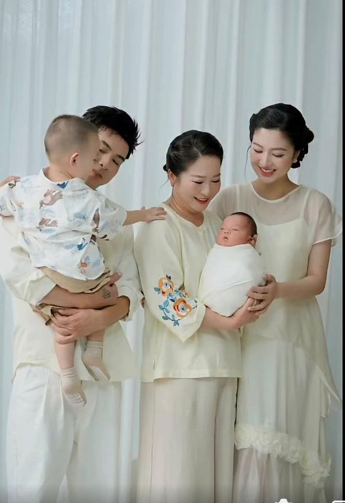 Trong bộ ảnh gia đình nhỏ của Hồ Quang Hiếu - Tuệ Như còn có sự xuất hiện của mẹ vợ nam ca sĩ. 