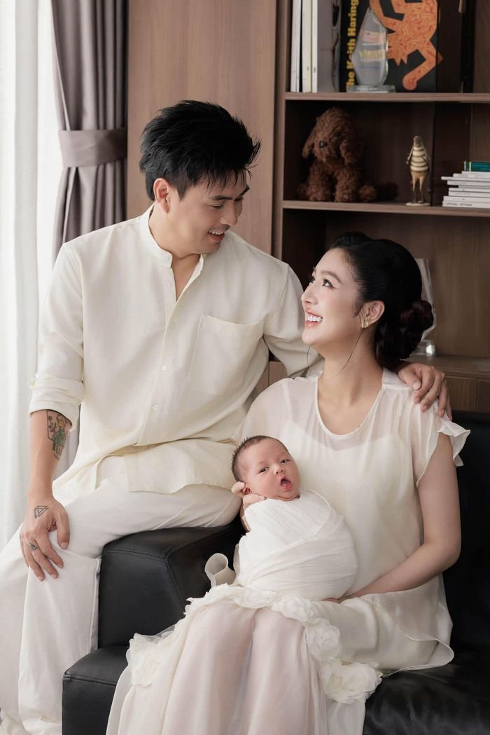 Sau sinh, Tuệ Như lưu lại bệnh viện 8 ngày để tĩnh dưỡng. Cô được mẹ ruột hỗ trợ chăm con và bạn đời luôn đồng hành, chăm sóc cả sức khỏe thể chất lẫn tinh thần.
