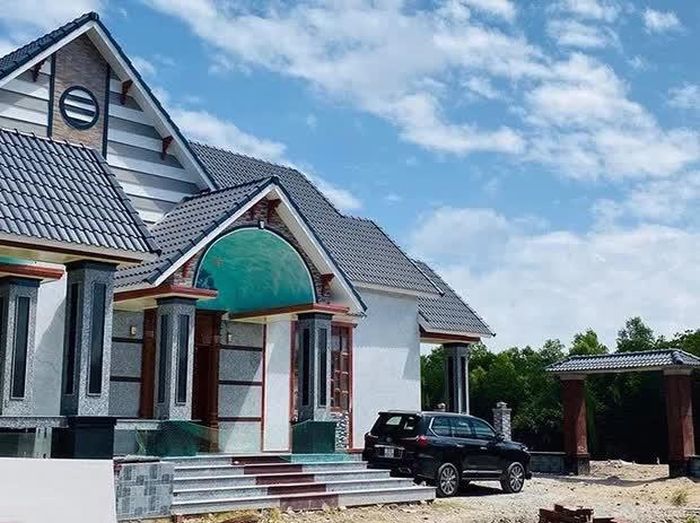 Để có được nhà vườn rộng đẹp, Quách Ngọc Ngoan đã bỏ ra hơn 5 tỷ đồng chi phí xây dựng trang trại. Tại đây, anh đào ao nuôi cá, làm chuồng trại nuôi chồn,...