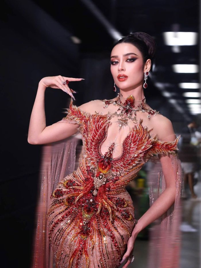 Với phần thi trang phục dạ hội, Emoura Phạm xuất hiện trong thiết kế lấy cảm hứng từ hình tượng "Phượng hoàng vươn mình giữa ngọn lửa" của NTK Phạm Đăng Anh Thư, truyền tải tinh thần tái sinh, bản lĩnh và khát vọng tỏa sáng.