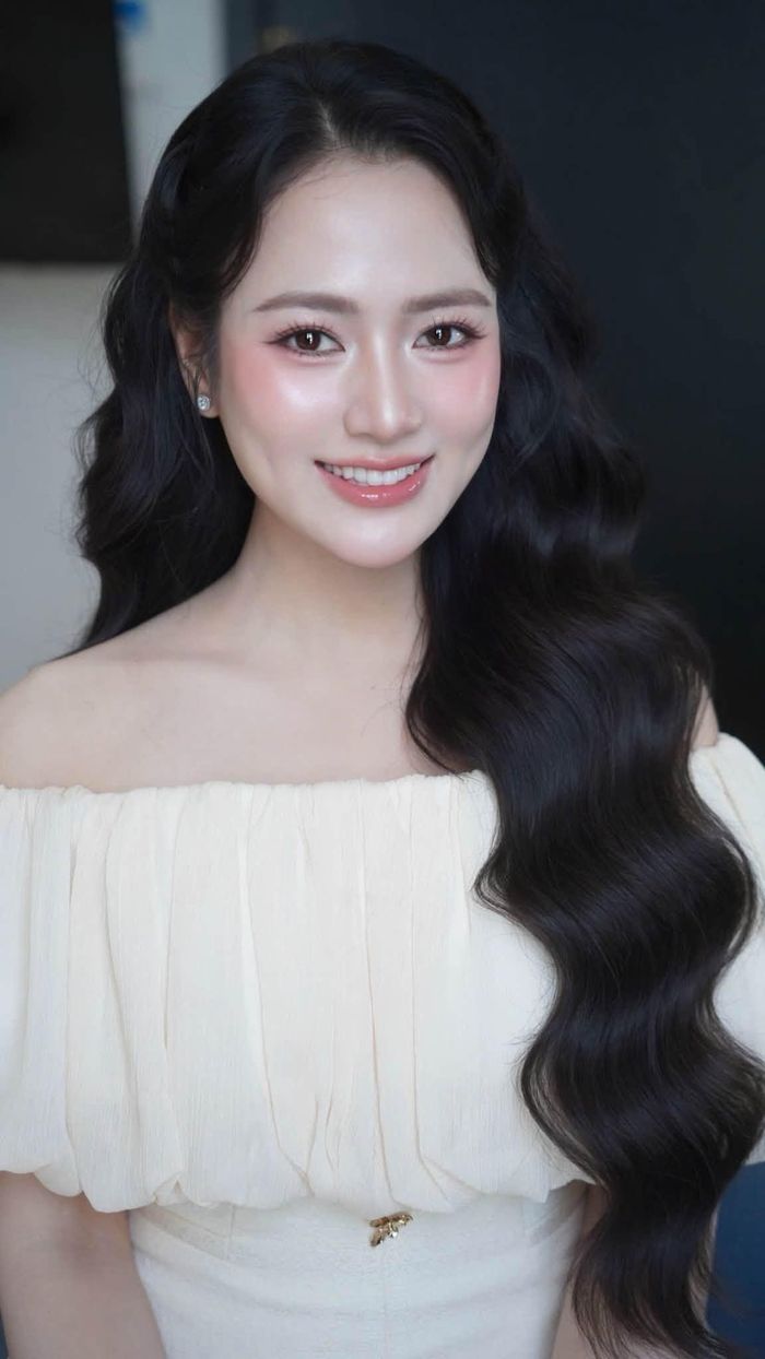 Việt Hoa gây ấn tượng với hình ảnh xinh tươi, nụ cười rạng rỡ và mái tóc dài óng mượt.
