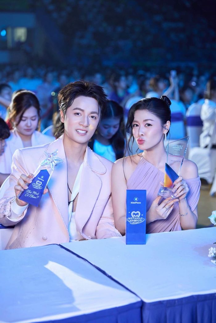 Ca sĩ Đăng Khôi vui mừng chia sẻ hình ảnh gia đình vinh dự khi được WeFamily Awards 2026 trao danh hiệu “Đại sứ Hạnh phúc”, đồng thời gia đình nam ca sĩ được vinh danh khi thắng giải thưởng hạng mục “Nhà mình có nhau”.